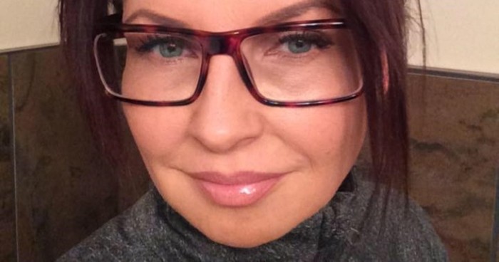 Dejó estacionado su auto toda la noche afuera de un bar: al volver halló sorpresiva nota