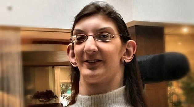 Así luce la joven más alta del mundo: mide 2.13 centímetros y tiene sólo 19 años