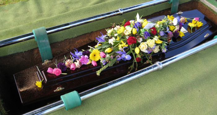 Joven indigna a redes sociales por sensuales fotos en funeral de su abuela