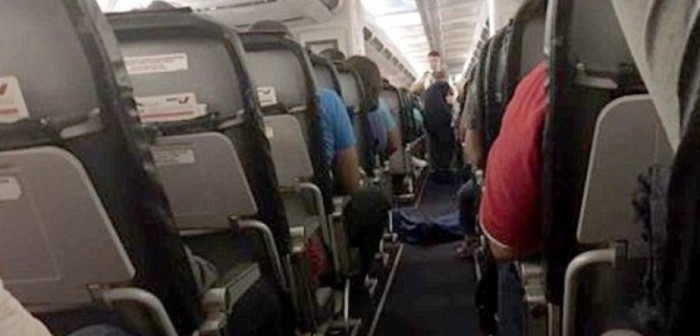 Mujer muere a bordo de un avión y acostaron su cuerpo en el pasillo junto a los pasajeros