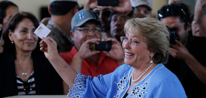 Curiosa votación de Bachelet: Se le quedó el carnet y no firmó el libro