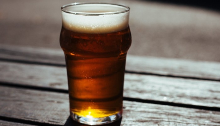 Beber cerveza es mejor que tomar leche según investigadores de Harvard