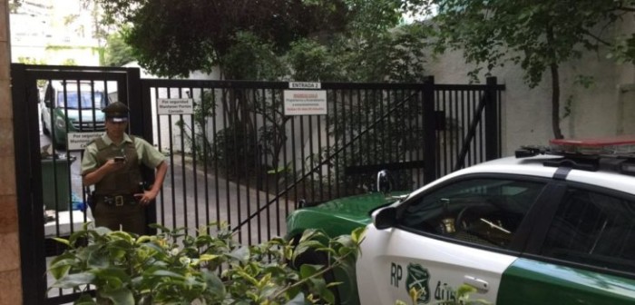 Mujer arrojó a un basurero al bebé que dio a luz en el baño de su oficina