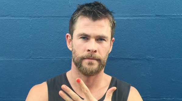 ¿Por qué algunos hombres están posando con una uña pintada en redes sociales?