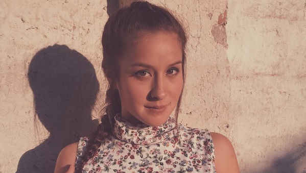 La épica respuesta de Denise Rosenthal a fanático que la invitó a salir con tarjeta Junaeb