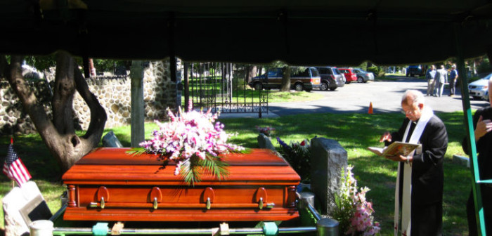 Iglesia Católica prohíbe esparcir o conservar las cenizas después de una cremación