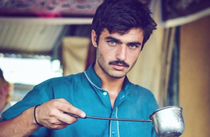 Apuesto vendedor callejero pakistaní recibió oferta como modelo gracias a Instagram