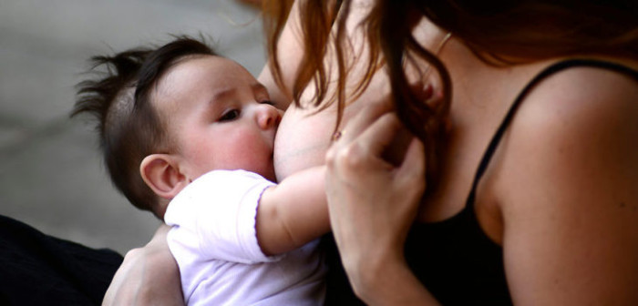 Notable gesto a la lactancia materna en restaurante de Lebu es aplaudido en redes sociales