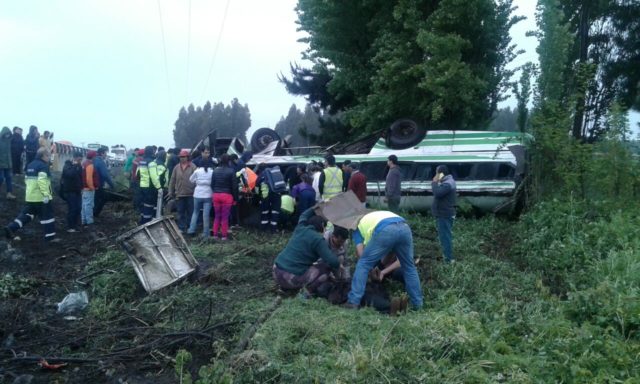 Madre y su bebé mueren tras volcamiento de bus en Los Ángeles que dejó otros 16 heridos