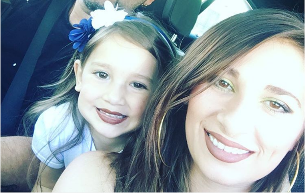 Perla Ilich respondió a críticas recibidas por llevar a su hija sin cinturón de seguridad