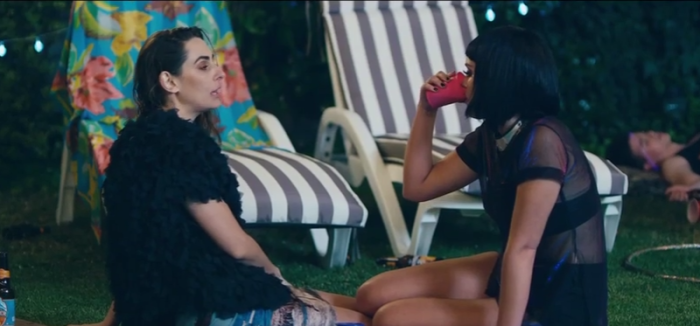 Javiera Díaz y Coni Piccoli protagonizan beso lésbico en tráiler de 