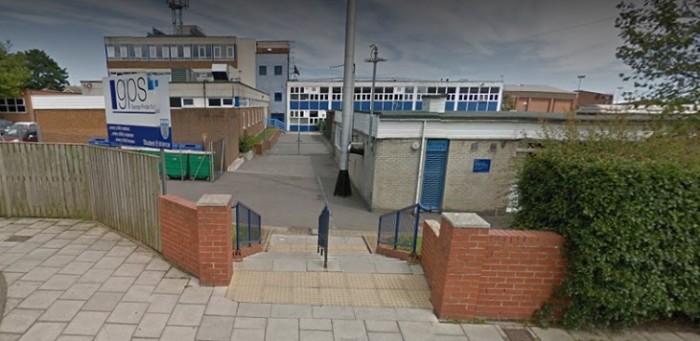 Estudiante es suspendida por escuela tras llegar con un 'extremo' peinado