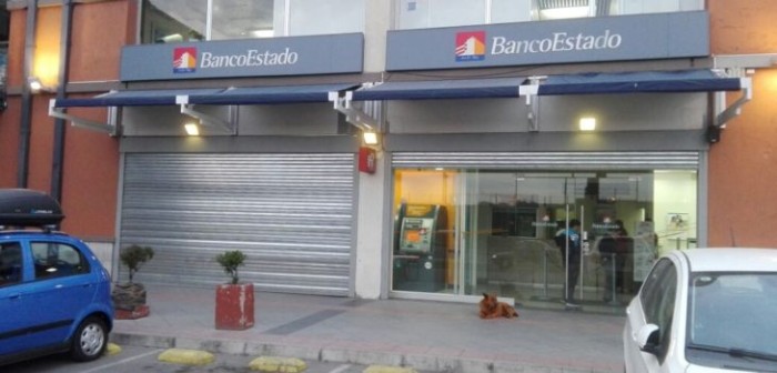 Detienen a 2 hombres que robaban dinero de los cajeros con curioso nuevo método