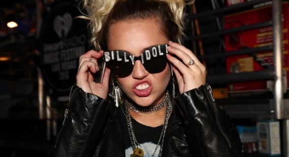 ¿Se parecen? Hermana de Miley Cyrus sigue sus pasos estrenando su primer single