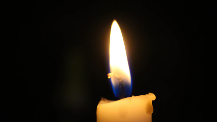 Anciana española murió tras incendio generado por velas: no podía pagar sus cuentas de luz