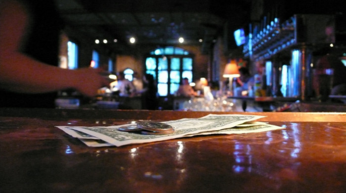 La noble razón por la que cliente le dejó una muy generosa propina a mesero que le sirvió