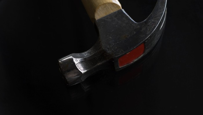 Joven quiso matar a su familia con un martillo: hasta había cavado una fosa bajo la casa