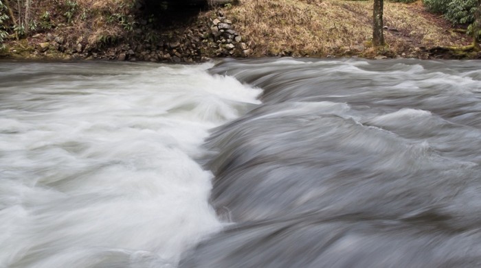 Sujeto se lanza al río para evitar ser detenido por violación