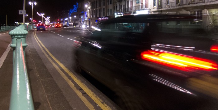 Hombre se agarró a su auto por 5 km para que no le robaran