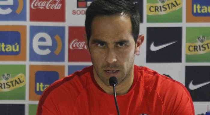 La pregunta que sacó de sus casillas a Claudio Bravo en conferencia de prensa de 
