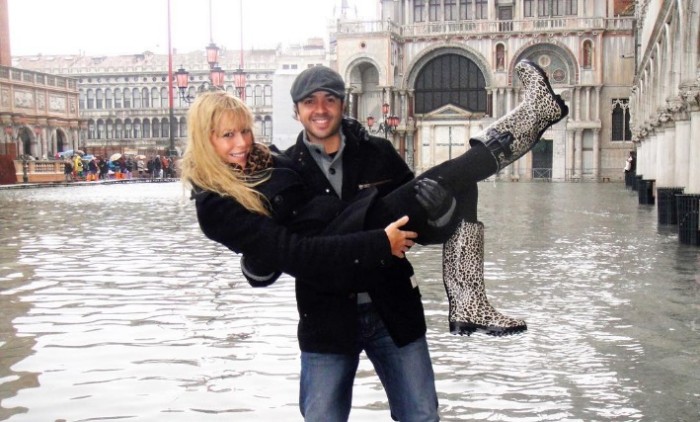 Pareja de Luis Fonsi luce avanzado embarazo en bella imagen junto a su familia