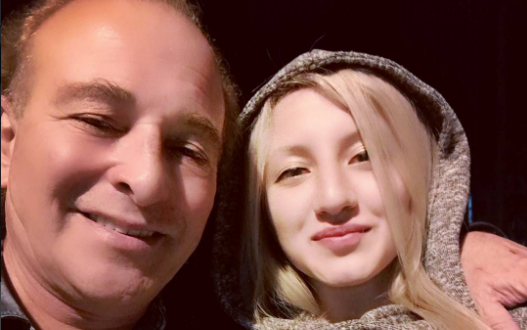 Tatón defiende a su joven polola de los comentarios sobre su pasado