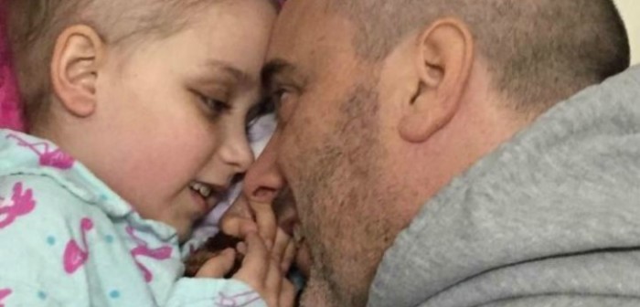 Desgarradora imagen de pequeña con cáncer después de la quimioterapia: te hará llorar