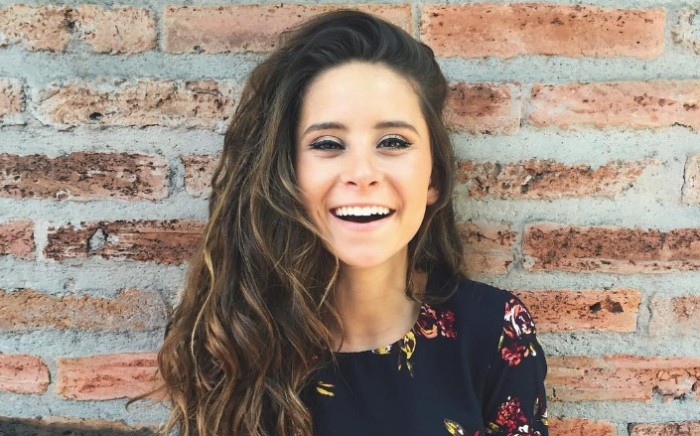 Camila Gallardo enamoró a fans con juvenil y encantador look en Creamfields