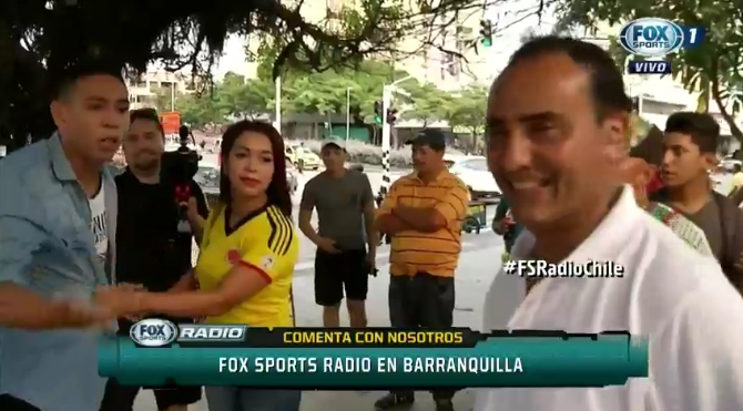 El incómodo momento que vivió notero de FoxSports Chile en despacho con bella colombiana