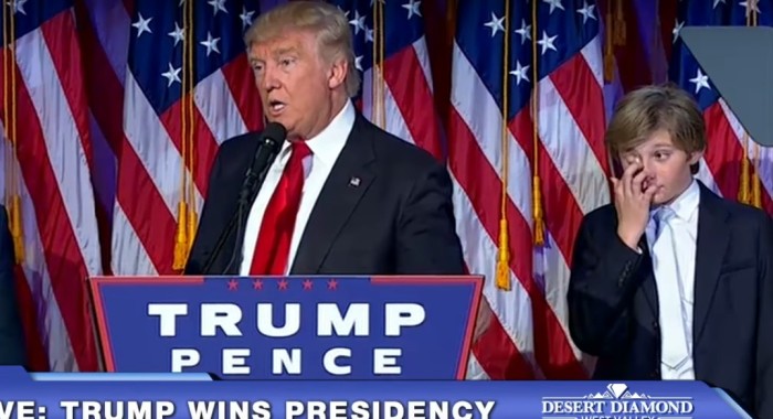 Hijo de Donald Trump se vuelve viral tras 'quedarse dormido' durante discurso de su padre