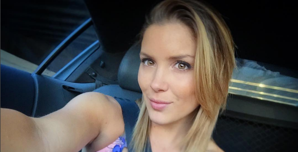 Cata Vallejos recibió críticas por irresponsable acción mientras su pololo conducía