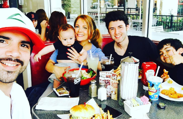 Cumplió su sueño: Cathy Barriga 'encanta' con fotos en castillo Disney junto a su familia