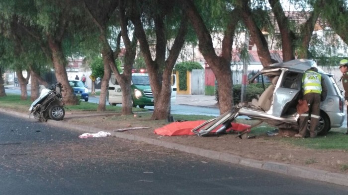 ¿Por qué el auto que chocó con un árbol en Maipú se partió en dos? Experto lo explica