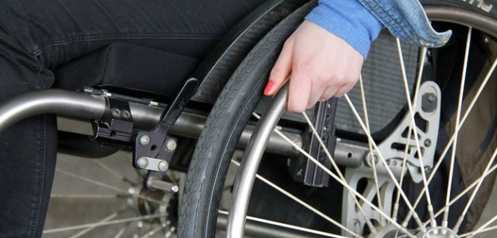 Joven quedó en silla de ruedas tras sufrir extraña condición: esperanza le cambió la vida