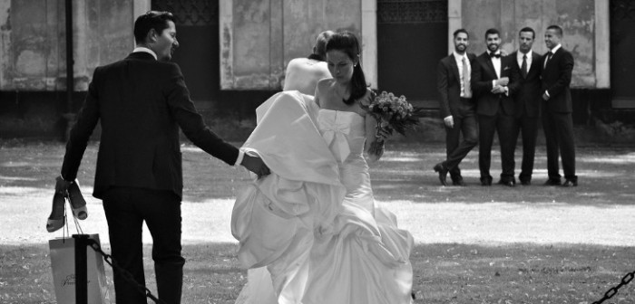 Mujer llegó al matrimonio de su amante con el mismo vestido que la novia: quiso detenerlo