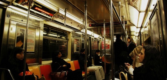 Pasajeros del metro de Canadá se unieron para ayudar a hombre con ataque de ansiedad