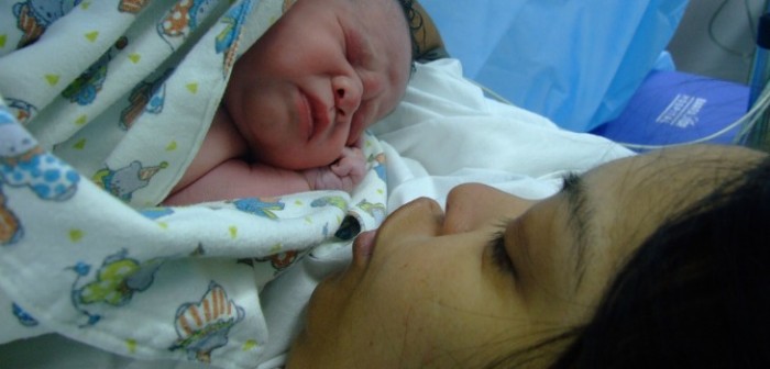 Joven dio a luz a su primera hija con fuertes consecuencias: quedó sin hablar ni caminar