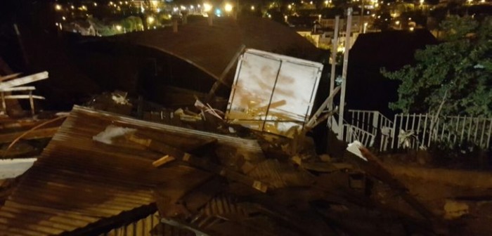 Camión 3/4 cayó sobre una vivienda en sector Chorrillos de Viña del Mar