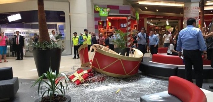 Adorno navideño cayó desde el techo del mall Costanera Center