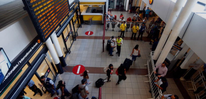 Madre aborda avión y abandona a su hijo de 10 años en aeropuerto de Santiago