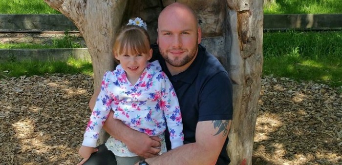 Padre comparte cruda foto de su hija de 4 años para mostrar 