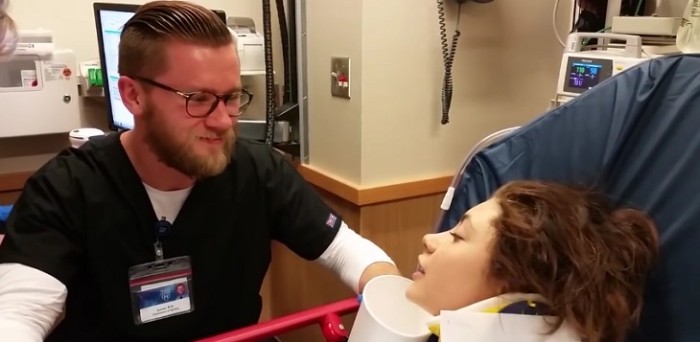 La cómica propuesta de una joven bajo efectos de la anestesia a enfermero que la cuidaba