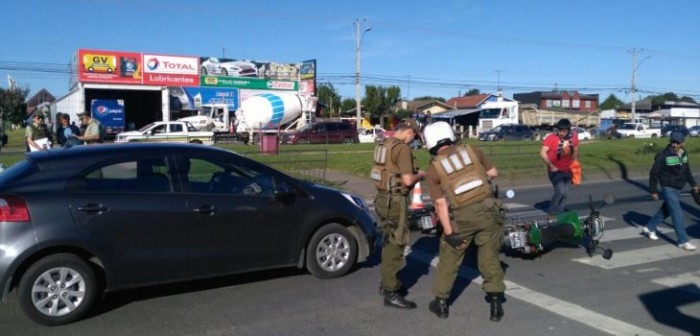 Auto particular impacta a 2 motoristas de Carabineros en Osorno