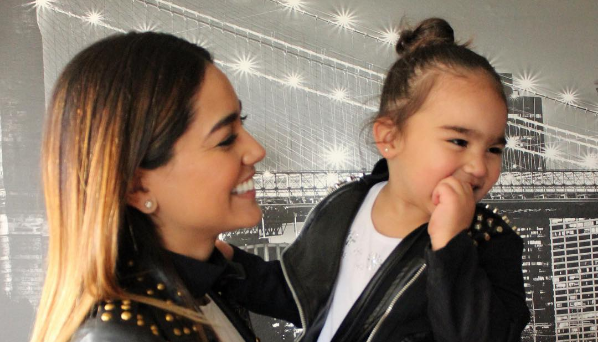 Camila Recabarren compartió divertida imagen tras pedirle a su hija que la maquillara