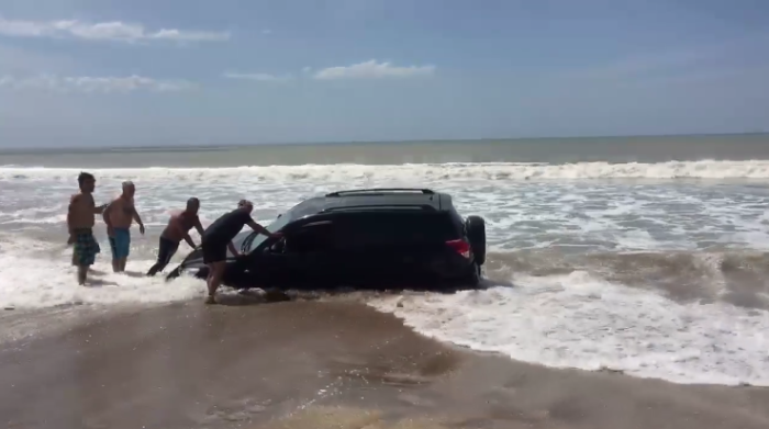 Ocupantes de camioneta debieron pedir ayuda tras quedar atrapados en playa: estaban ebrios