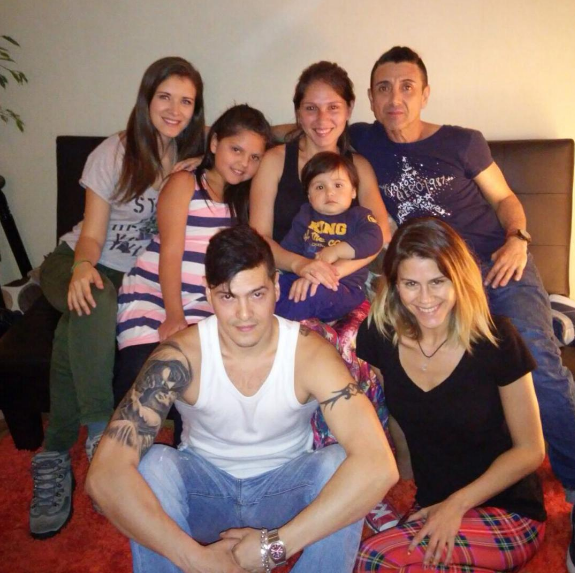 José con sudadera blanca | Carla Jara - Instagram