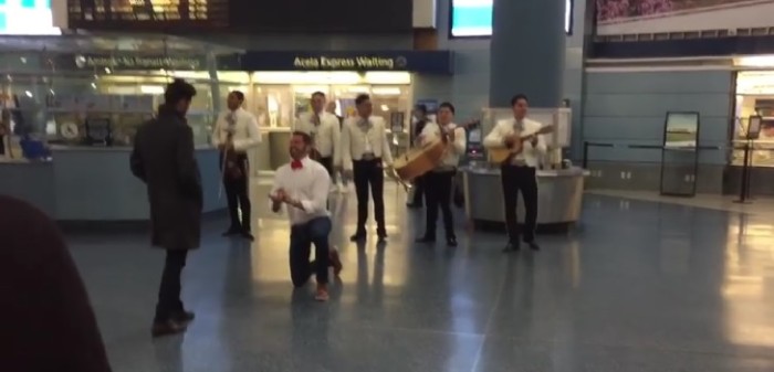 La adorable propuesta de matrimonio de modelo estadounidense a su novio mexicano