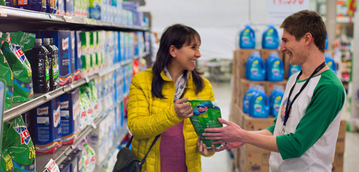 Ofrecen 3 mil puestos de trabajo para jóvenes en el comercio durante Navidad