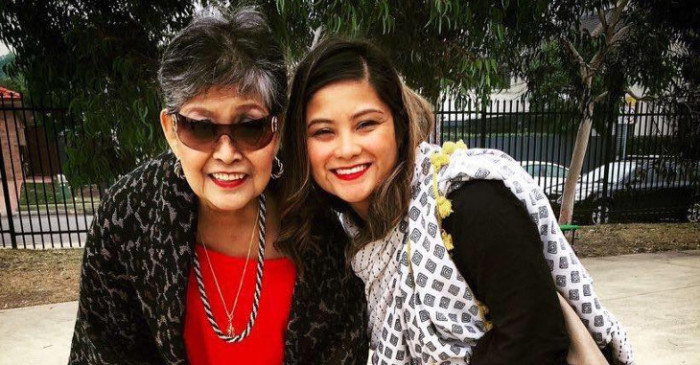 Mujer se quedó dormida con su iPhone cargando: despertó con el brazo quemado