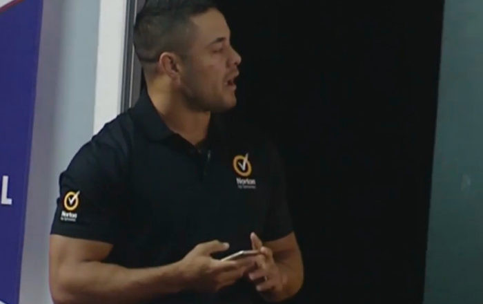 El tremendo 'fail' de deportista mientras daba una charla: mostró material pornográfico